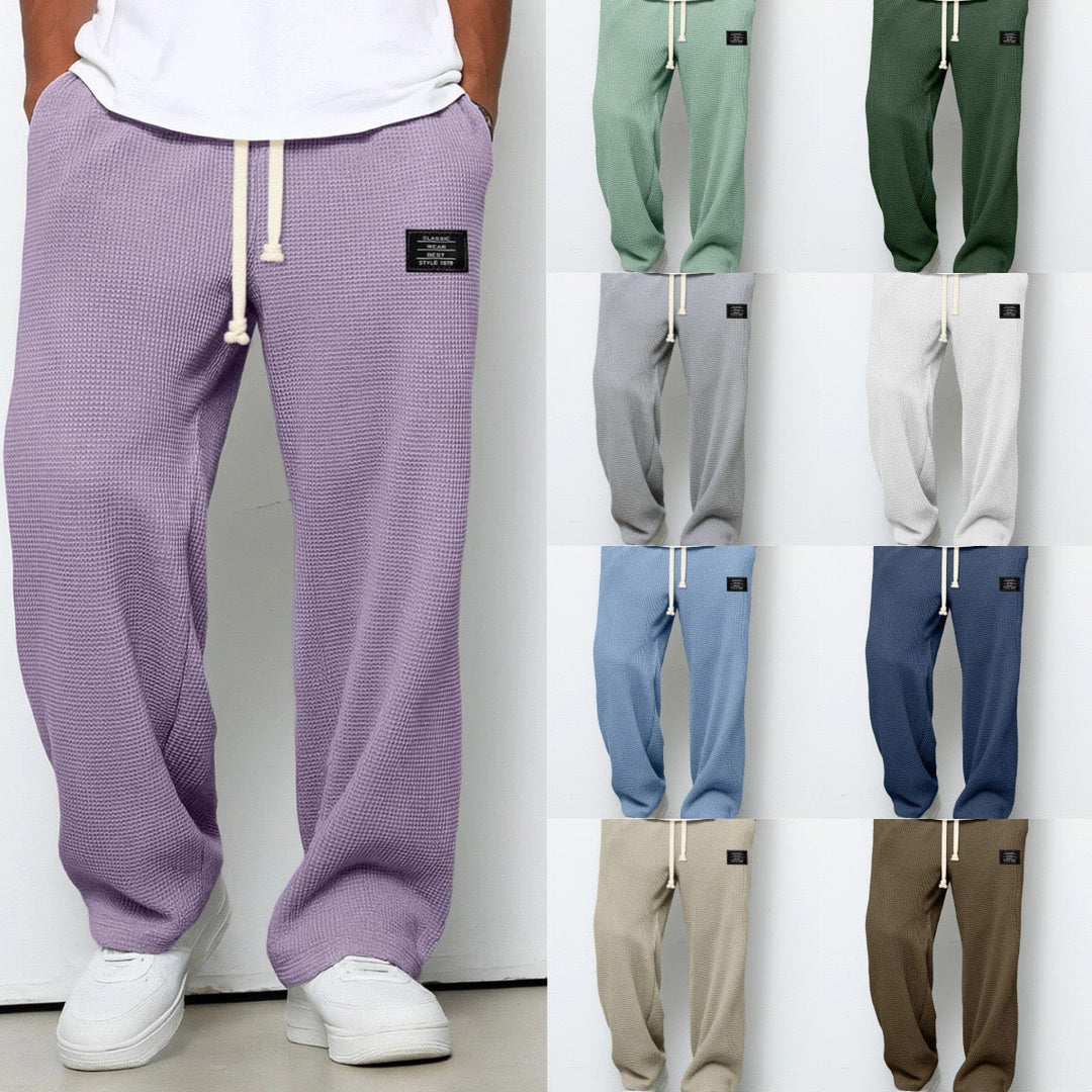Pantalon jogging homme bleu marine, coupe ample et confortable, parfait pour la détente et un style casual relax.