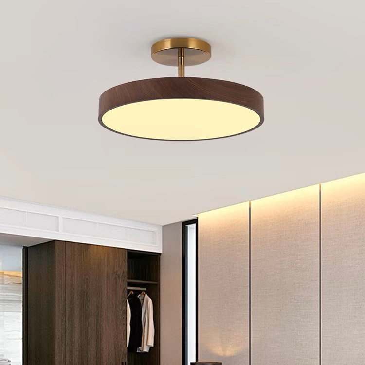 Luminaire Fjell, fusion bois scandinave et doré moderne, ajoute une touche chic à votre décor.