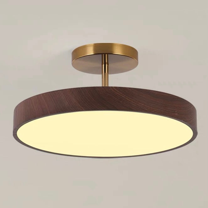 Plafonnier scandinave Fjell en bois clair et doré, éclairage LED moderne pour salon.