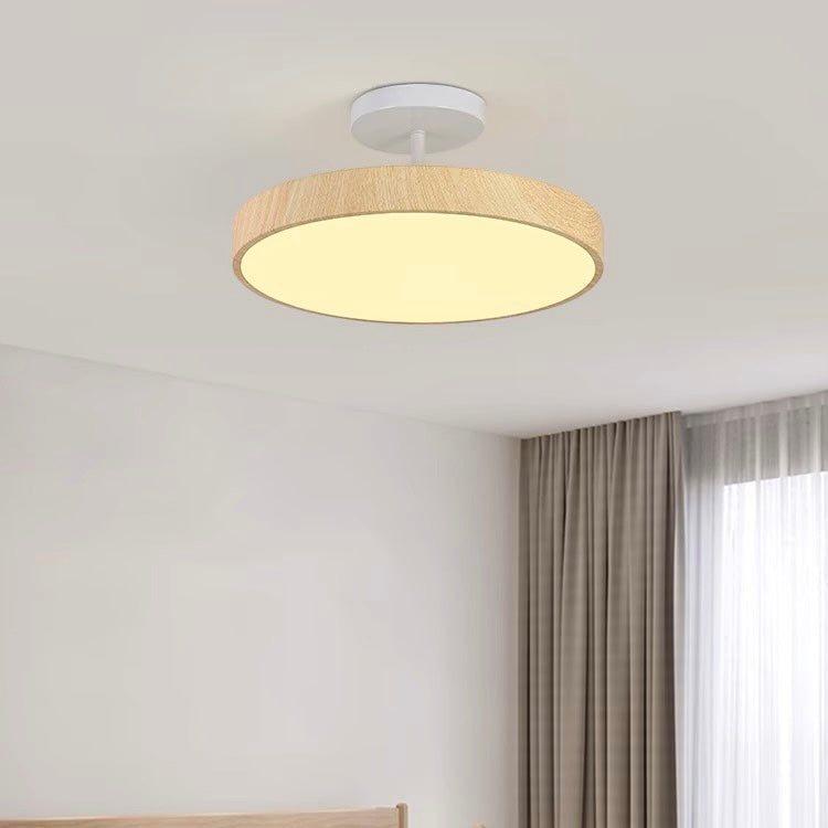 Luminaire moderne Fjell, combinant bois chaleureux et finitions dorées chic pour tout intérieur.