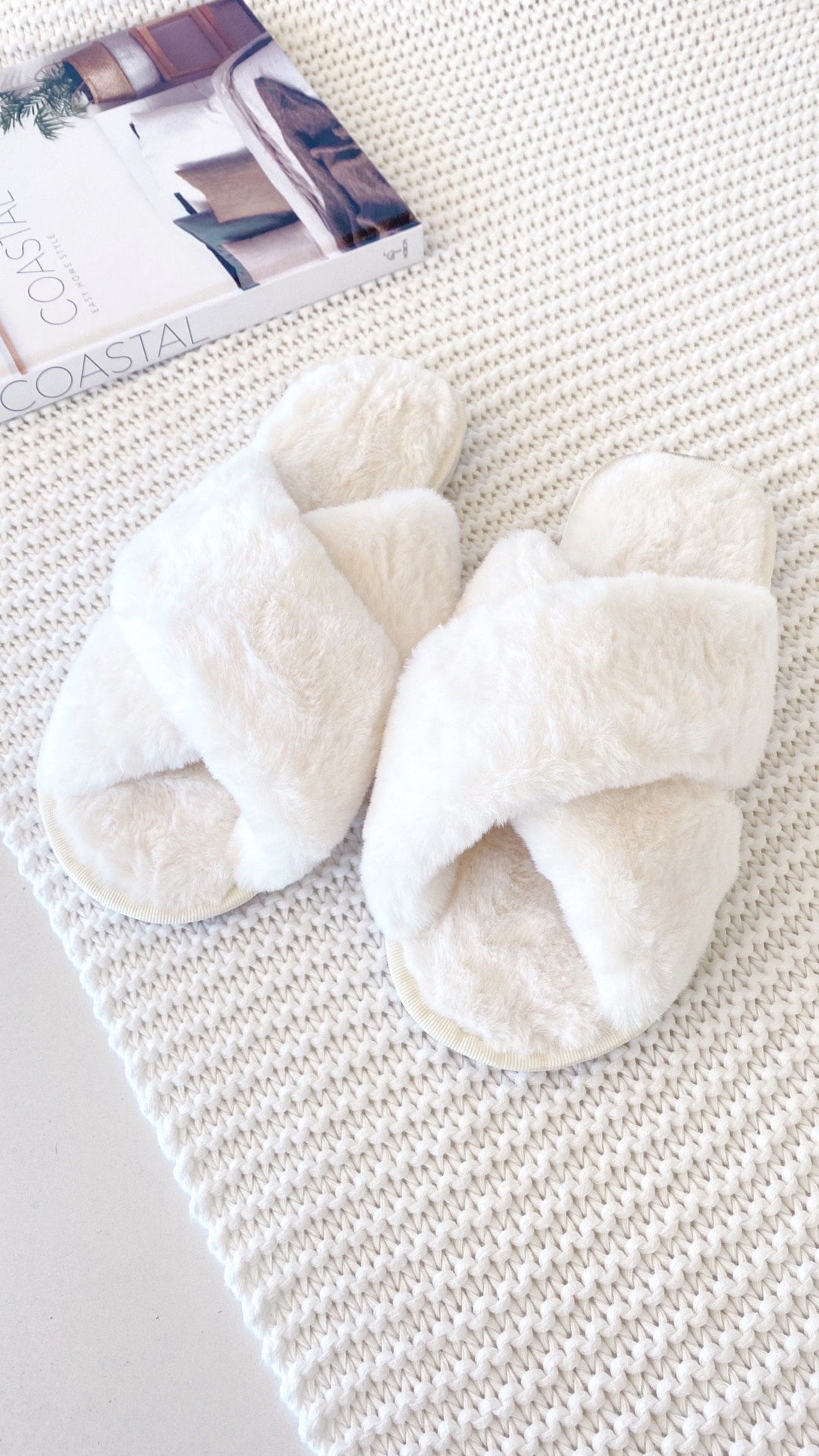 Pantoufles femme élégantes à lanières croisées, grand confort pour la maison. Douceur et chaleur garanties.