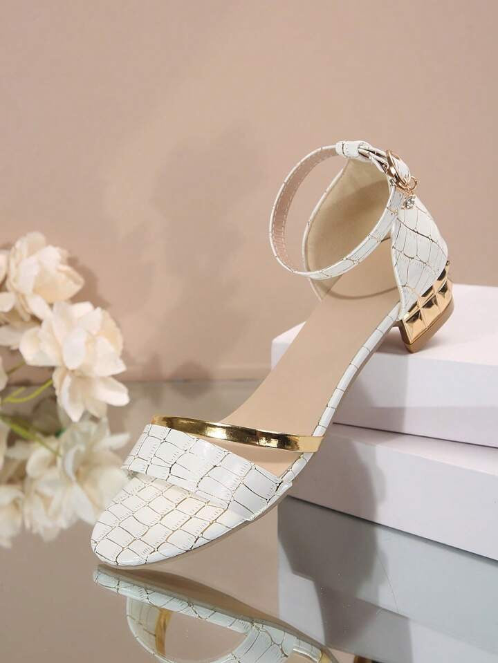 Paire de sandales femme ergonomiques, noires, prêtes pour l'été, soutien et soulagement des pieds.