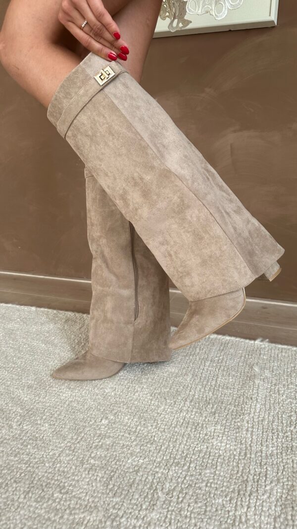 Bottes femme à talons pointus, allongeantes. Design élégant pour la mode hivernale et un look raffiné.