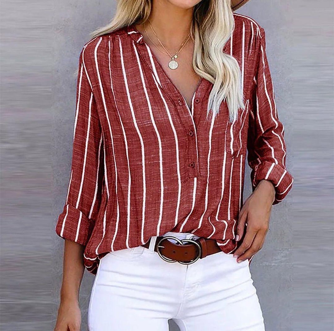Chemise femme rayée ample avec patte de boutonnage, col classique, manches longues ajustables.