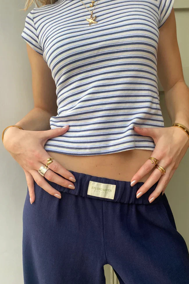 Élégant pantalon large femme à rayures, fluide et confortable pour la saison estivale.