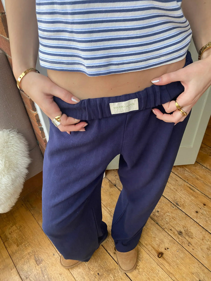 Pantalon en coton fluide femme à rayures, confortable et stylé, taille élastique.