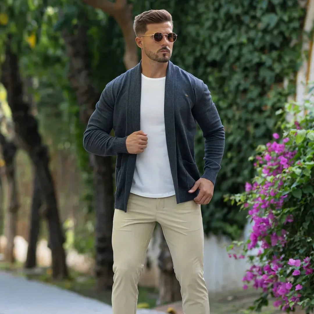 Cardigan homme ouvert gris chiné, style décontracté moderne, idéal pour un look urbain confortable.