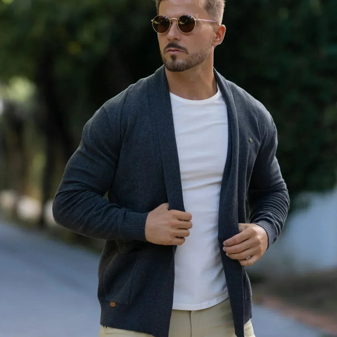 Cardigan homme doux et confortable, coupe ouverte moderne, essentiel pour le quotidien stylé en automne.
