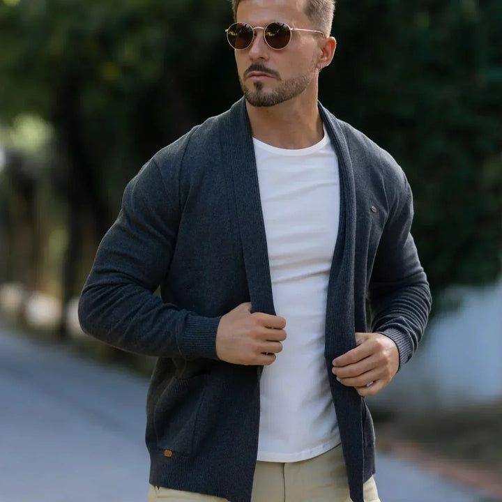 Cardigan homme doux et confortable, coupe ouverte moderne, essentiel pour le quotidien stylé en automne.