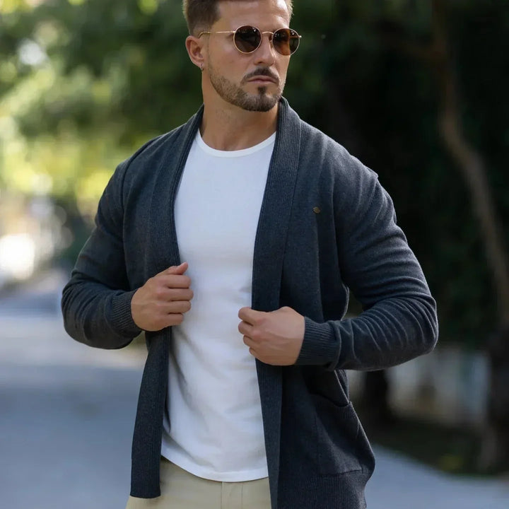 Cardigan homme ouvert polyvalent, parfait pour couches automne/hiver, ajoute élégance décontractée à toute tenue.
