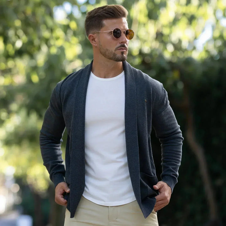 Homme marchant avec cardigan ouvert gris, mouvement fluide, vêtement polyvalent pour un style urbain décontracté.