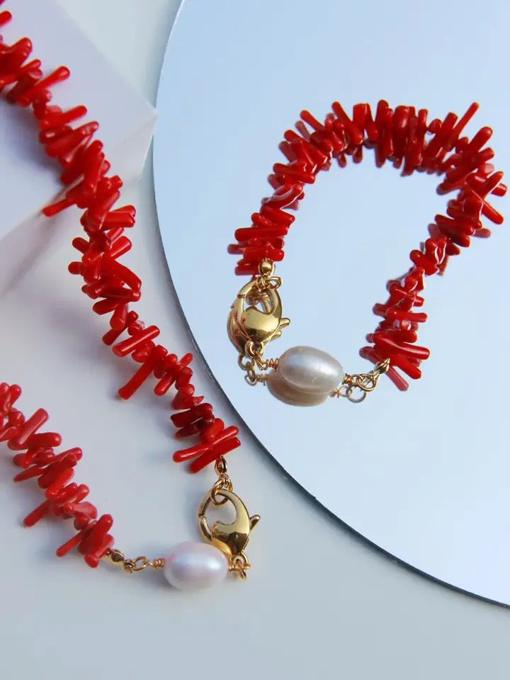 Bijou femme bohème avec bracelet en corail rouge, pierre naturelle. Apporte protection et chance.