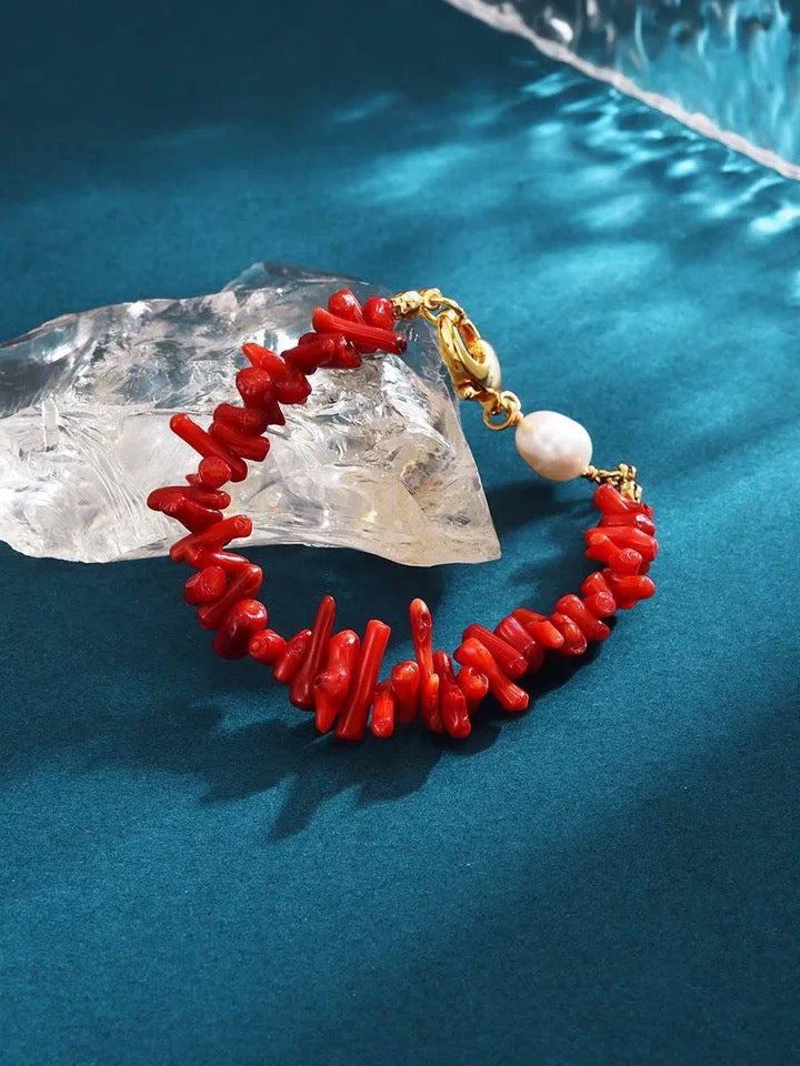 Bracelet femme en corail rouge naturel, bijou élégant fait main. Idéal pour énergie et vitalité.