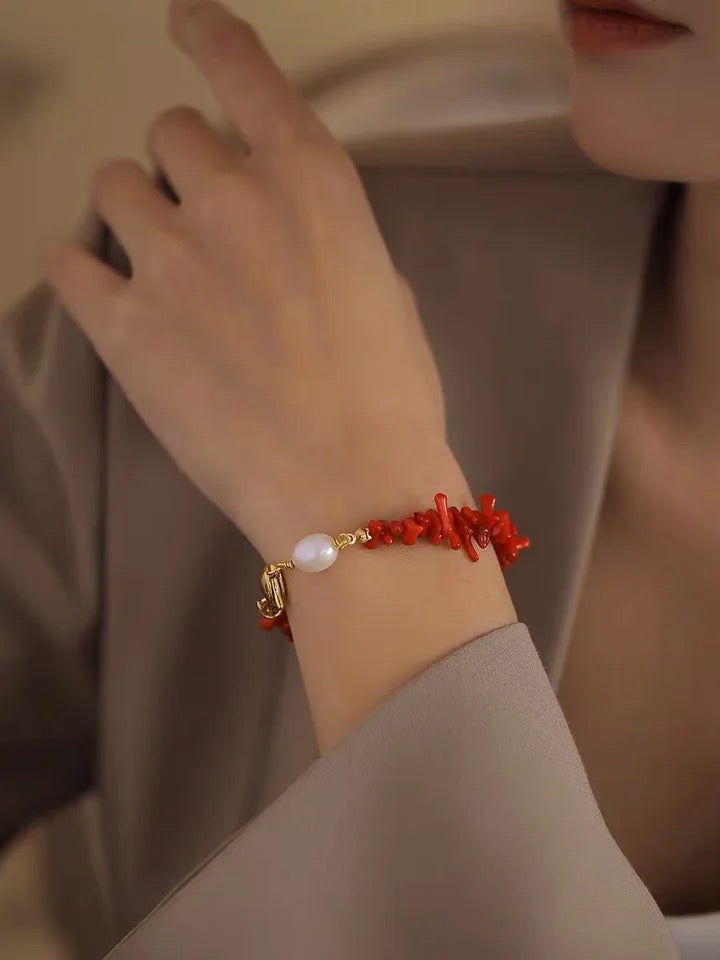 Cadeau élégant: bracelet pour femme en corail rouge naturel, pierre d'énergie et vitalité. Style unique.