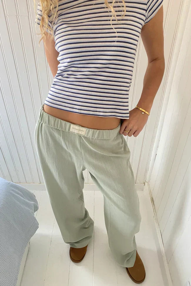 Confort et style: pantalon femme fluide rayé en coton, taille élastique moderne.