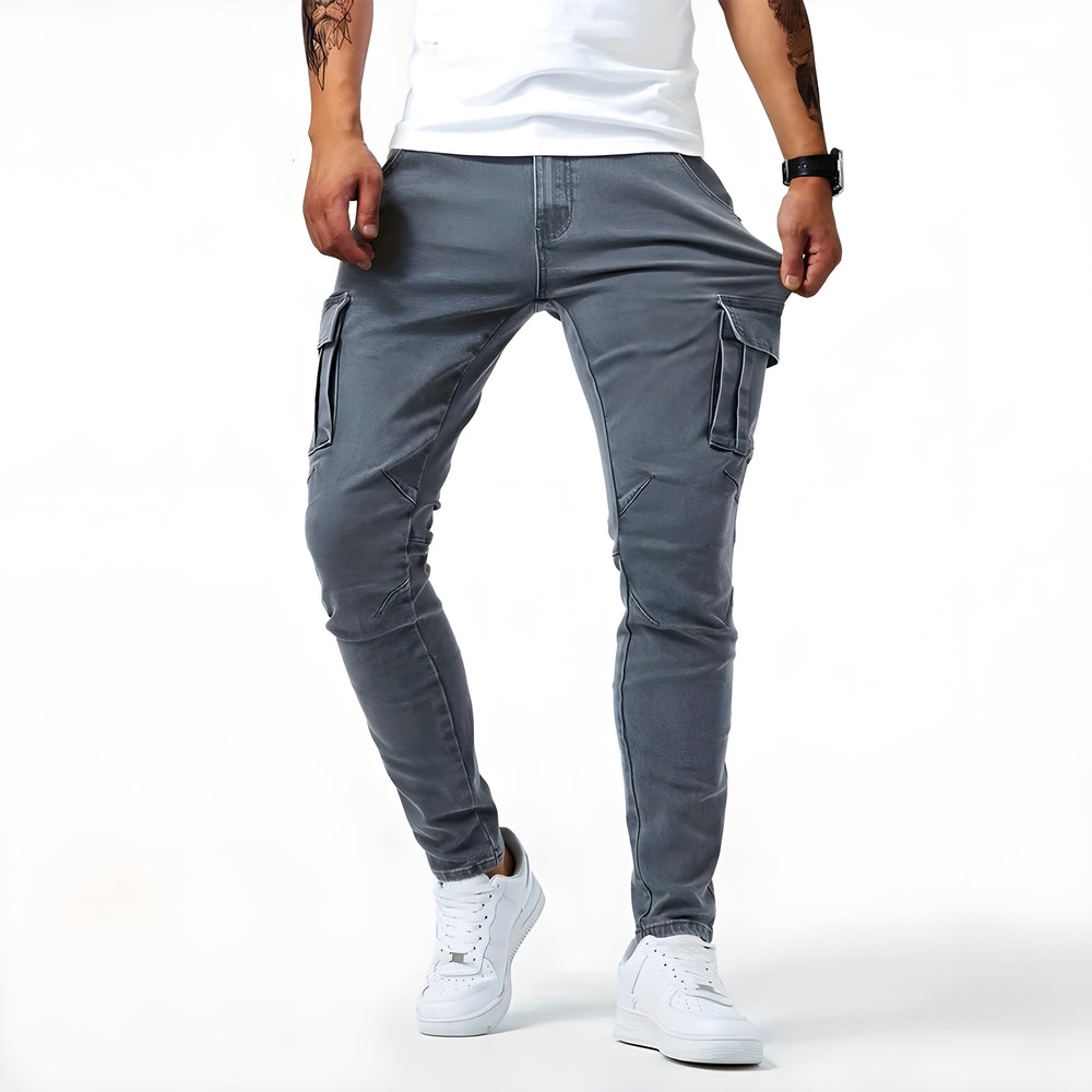 Pantalon cargo homme bleu marine, poches latérales pratiques. Mode masculine décontractée, confort et style.