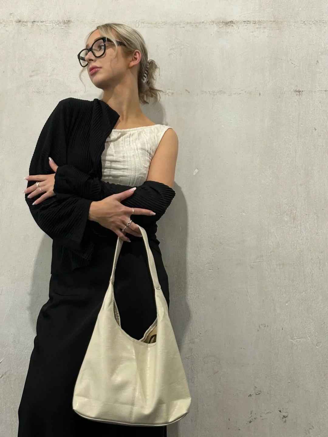 Sac à main bandoulière élégant pour femmes en cuir vegan, avec pochette assortie.