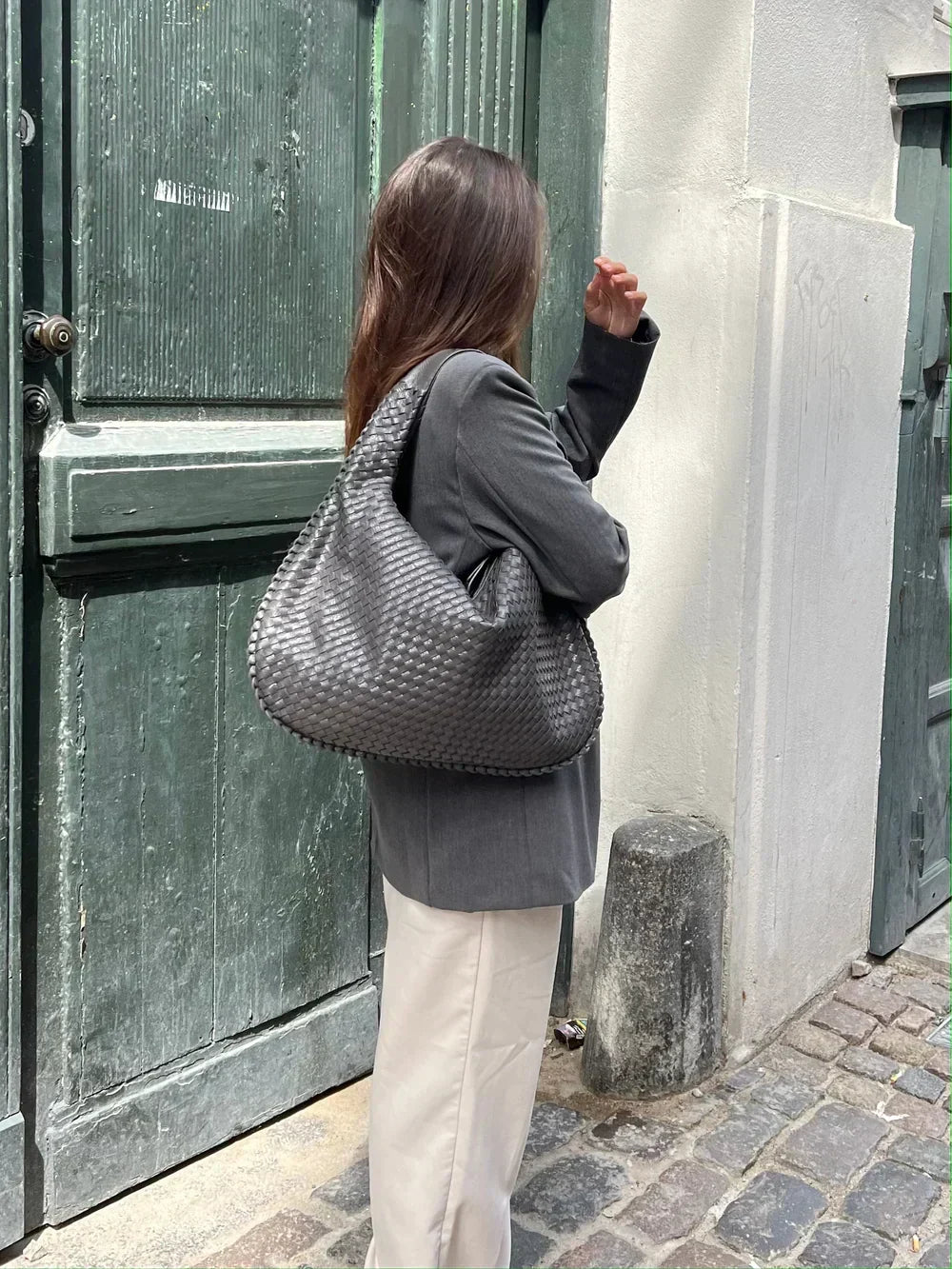 Sac à bandoulière luxe en cuir vegan pour femme, accessoire mode éthique.