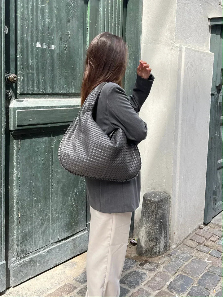 Sac à bandoulière luxe en cuir vegan pour femme, accessoire mode éthique.