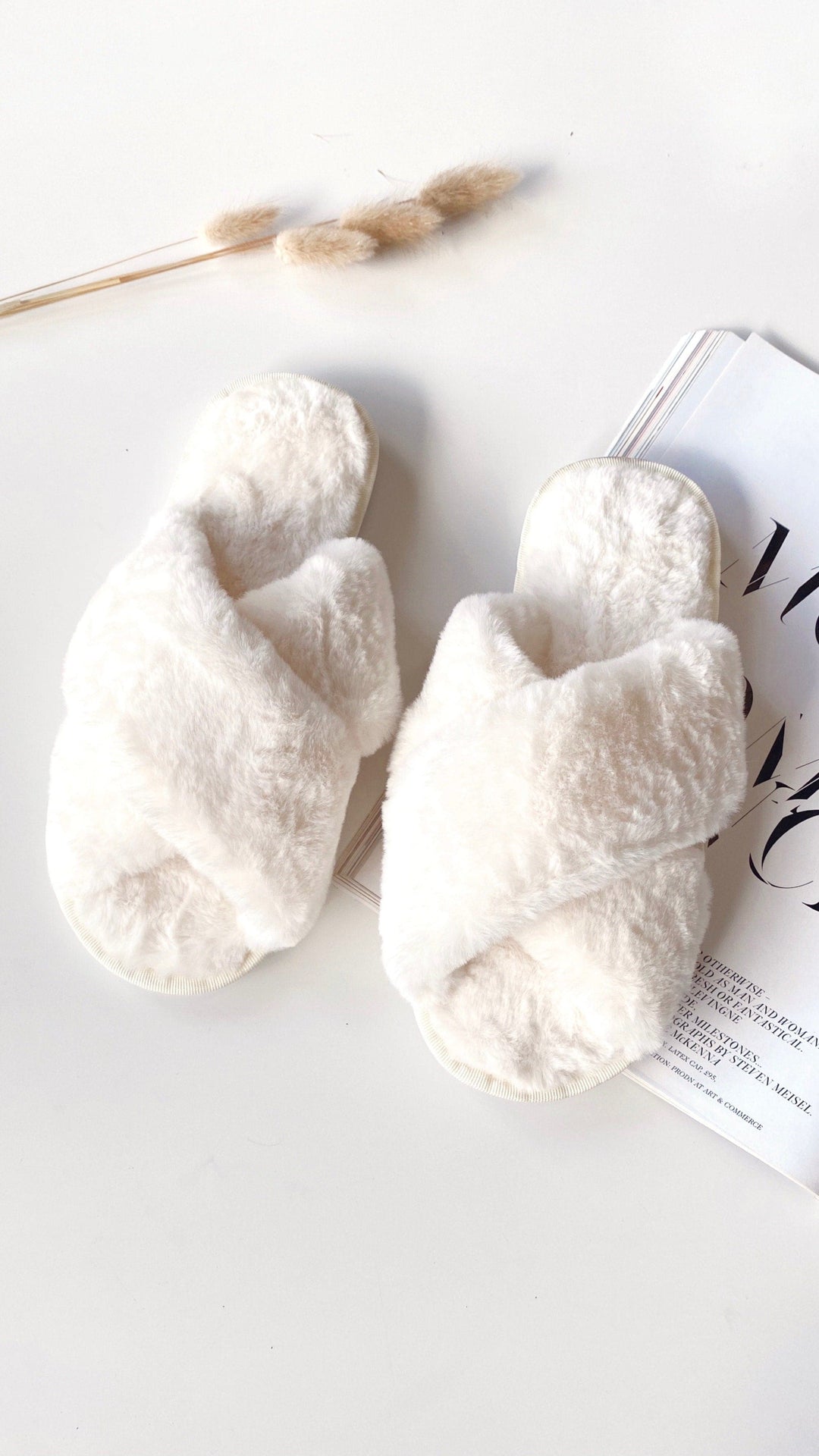 Chaussons femme douillets pour intérieur, confort suprême, douceur et chaleur. Idéal pour la détente à la maison.