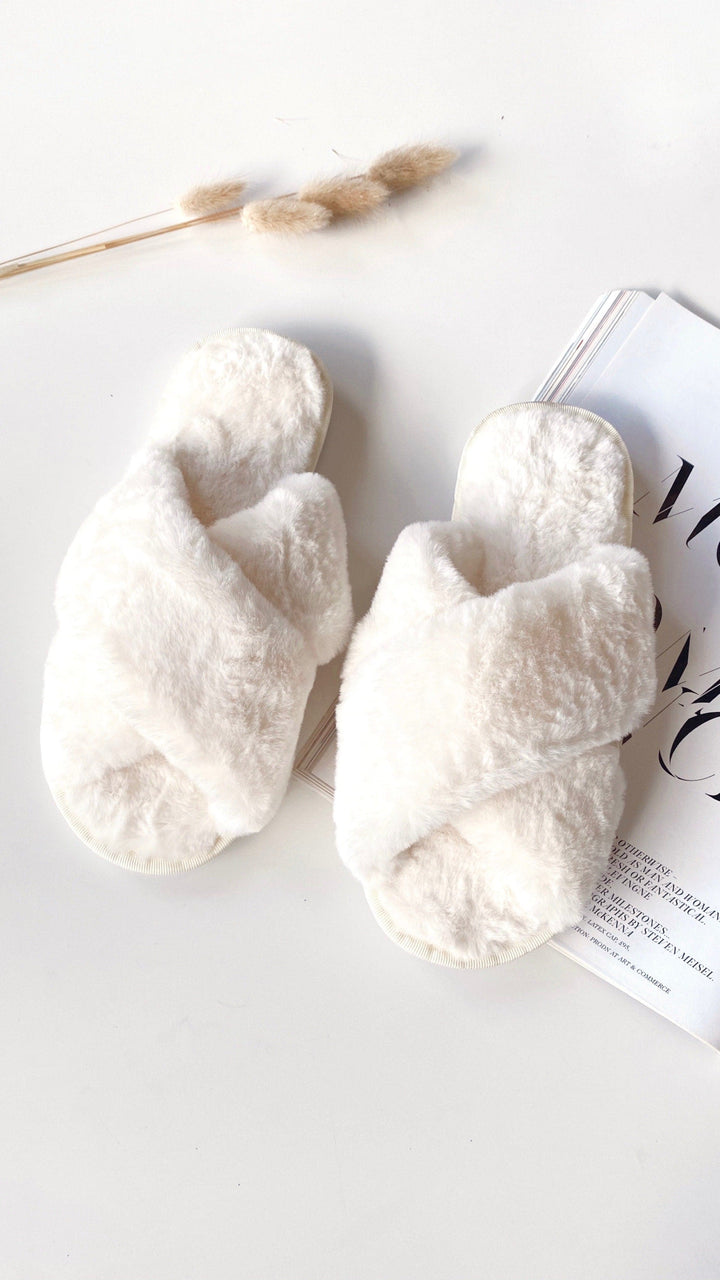 Chaussons femme douillets pour intérieur, confort suprême, douceur et chaleur. Idéal pour la détente à la maison.