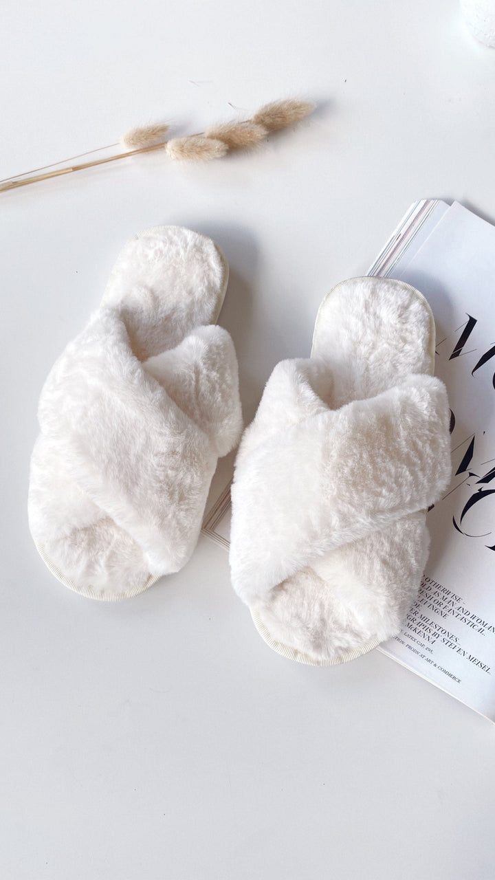 Chaussons femme tendance et confortables, style mode pour l'intérieur. Douceur et chaleur pour la détente.