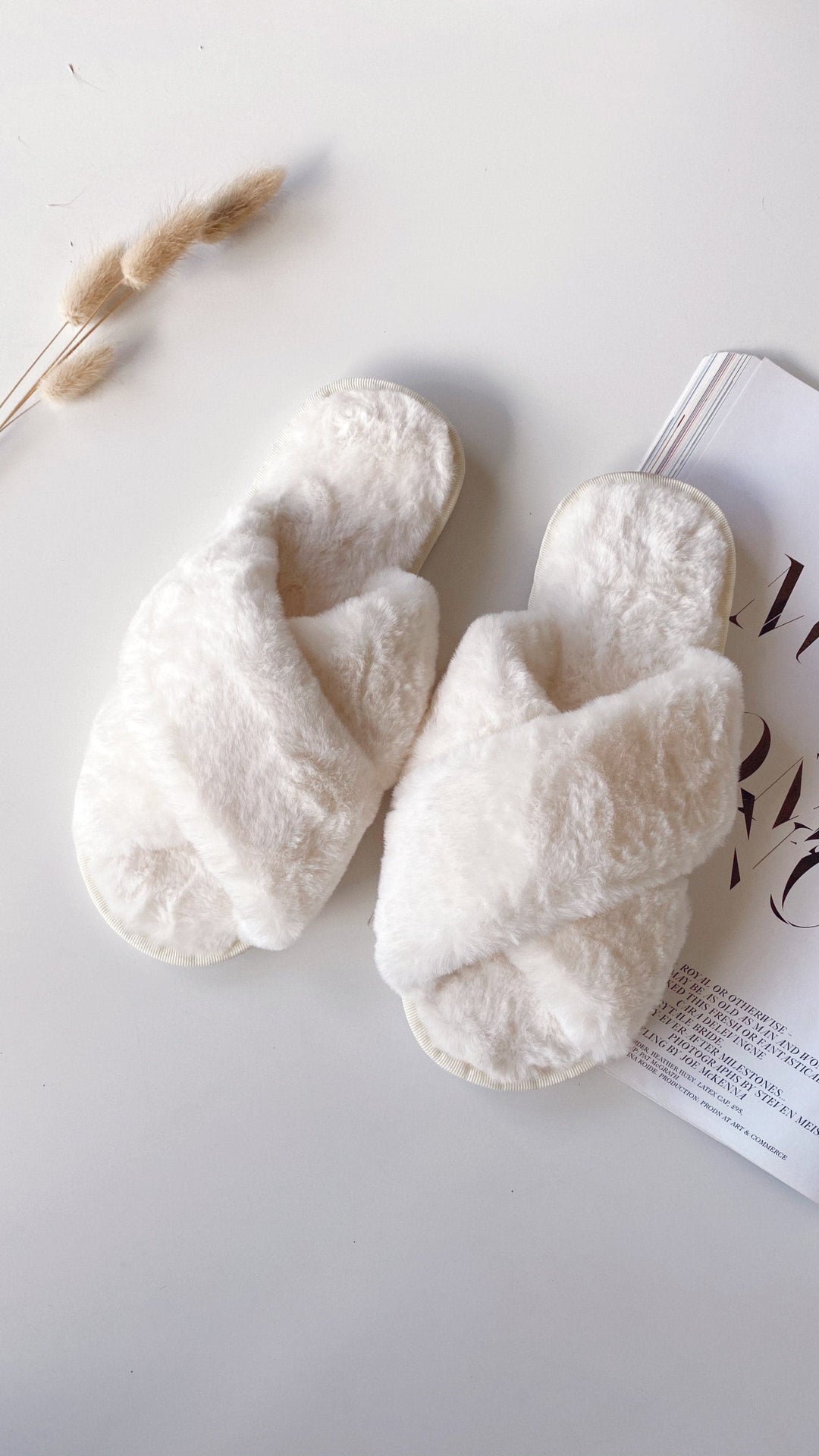 Chaussures d'intérieur femme en tissu moelleux, procurant chaleur et douceur enveloppante. Confort pour vos pieds.