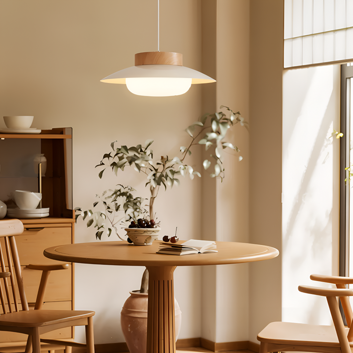 Décoration intérieure: lampe suspendue crème, design bol japonais pour un éclairage doux.