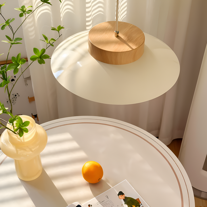 Luminaire moderne crème, bol suspendu, apporte une lumière douce. Style asiatique chic.