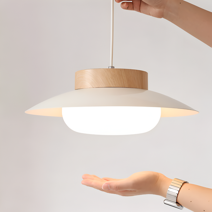 Luminaire suspendu crème, design bol japonais. Parfait pour ambiance intérieure cosy.