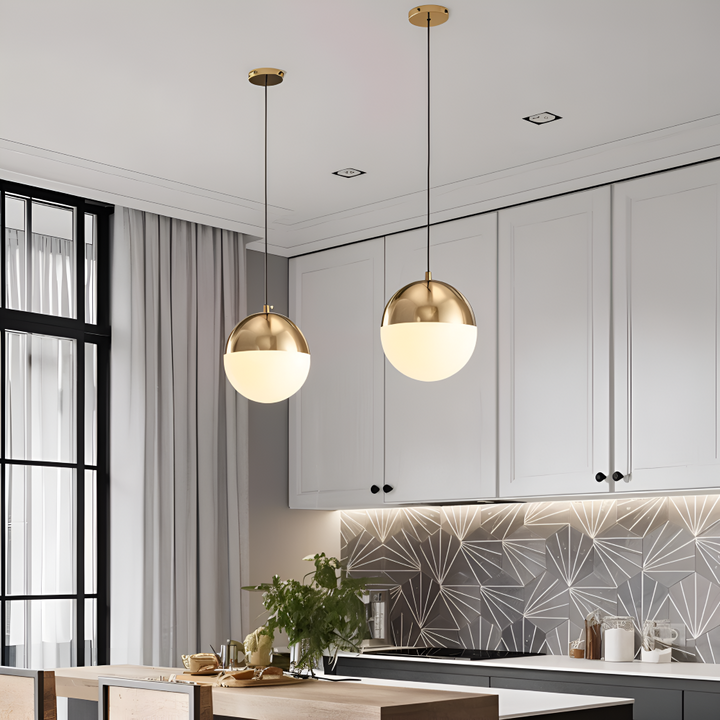 Suspension lumineuse or & noir avec boule en cristal, design moderne, idéale pour salon ou salle à manger.