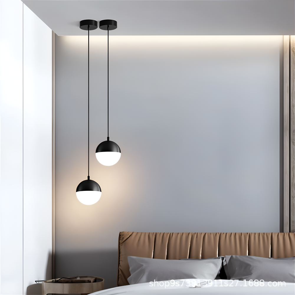 Luminaire suspendu design or et noir, boule de cristal, éclairage LED, apporte une touche de luxe.