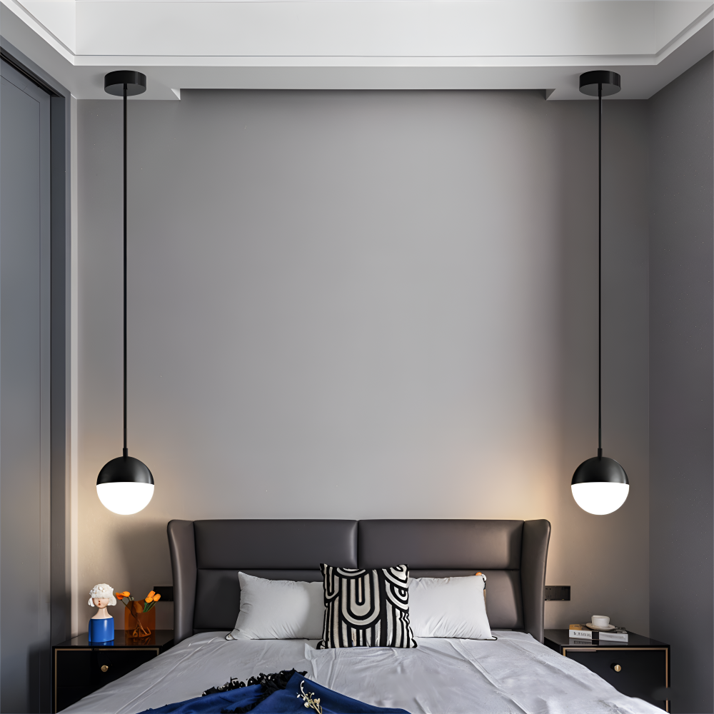 Élégante suspension or/noir avec boule de cristal, crée une ambiance raffinée, parfaite pour chambre ou salon.