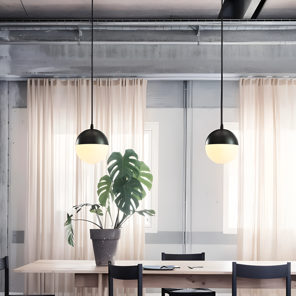 Plafonnier suspension design or et noir, boule en cristal, luminaire moderne pour décoration intérieure chic.