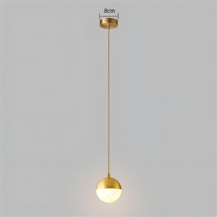 Luminaire suspendu or et noir, boule de cristal étincelante, design élégant, ambiance lumineuse unique.