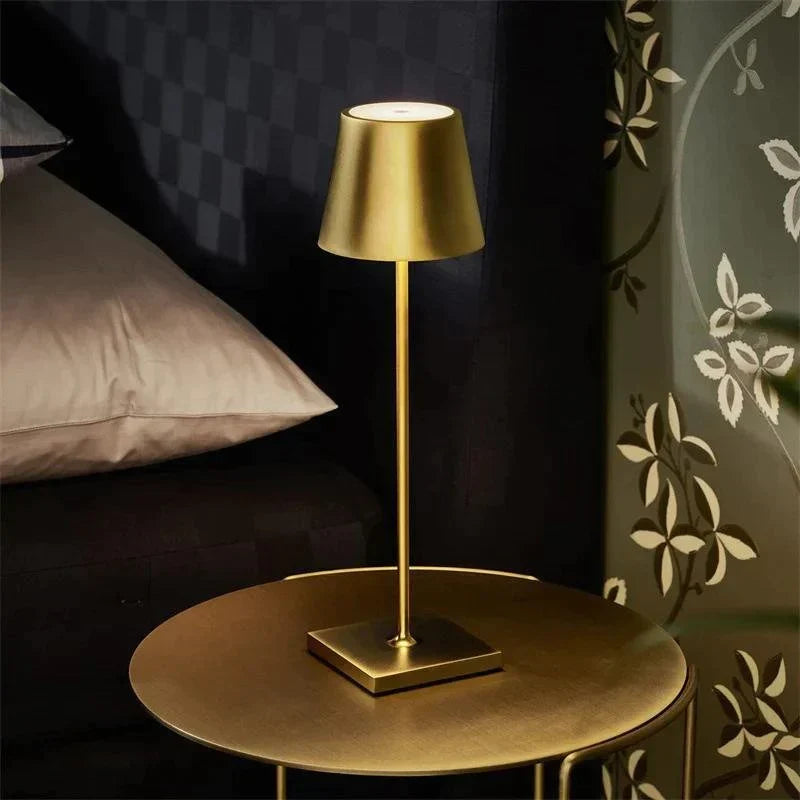 Luminaire LED portable, sans fil, rechargeable, variateur, pour éclairer tous vos espaces avec style.