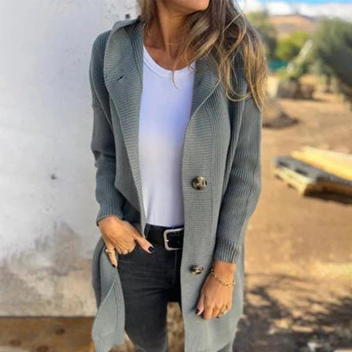 Cardigan gilet long femme polyvalent, coupe élégante et chaude pour l'hiver. Vêtement féminin confortable et stylé.