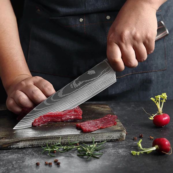 Couteau de chef japonais damas professionnel, lame aiguisée pour découper viandes et légumes.