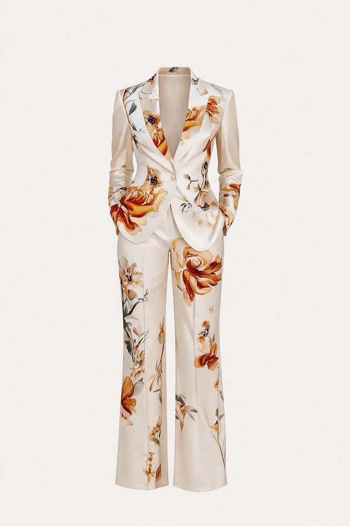 Femme portant l'ensemble blazer-pantalon floral chic, élégant et confortable, look de printemps/été.