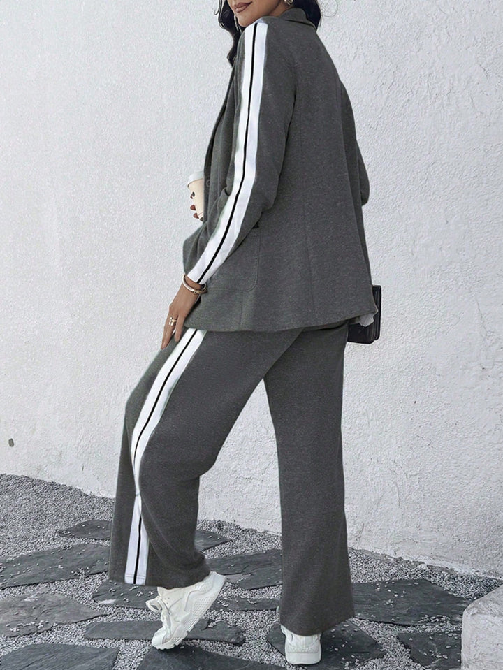 Tailleur femme élégant violet, ensemble blazer pantalon, parfait pour le travail.