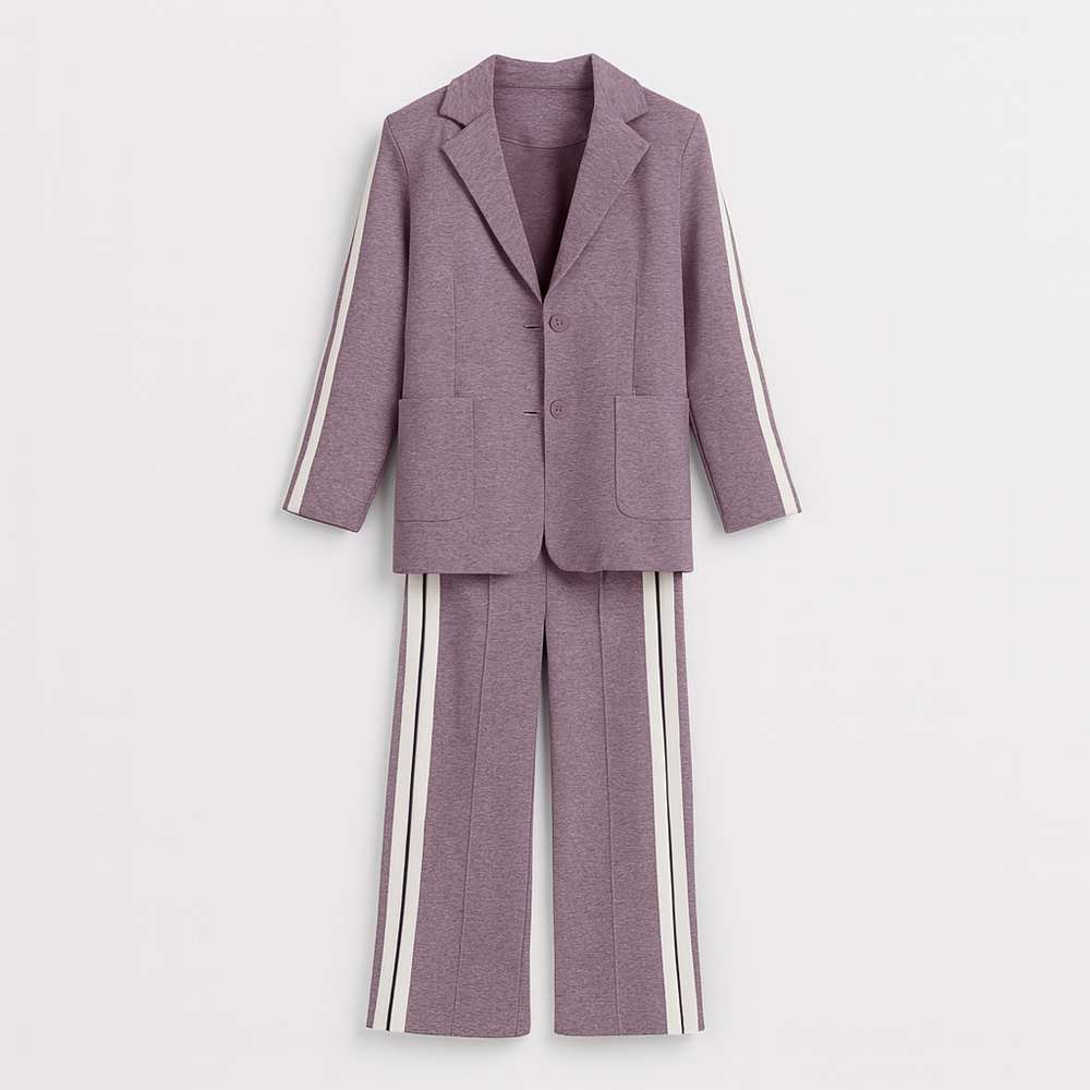 Ensemble tailleur femme noir, blazer et pantalon à revers, tenue formelle chic.