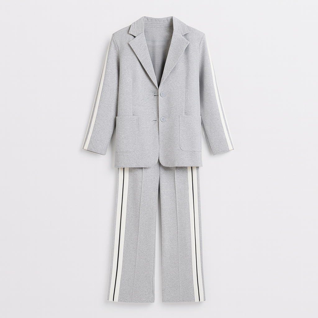 Tailleur femme élégant gris clair, ensemble blazer & pantalon chic pour le bureau.