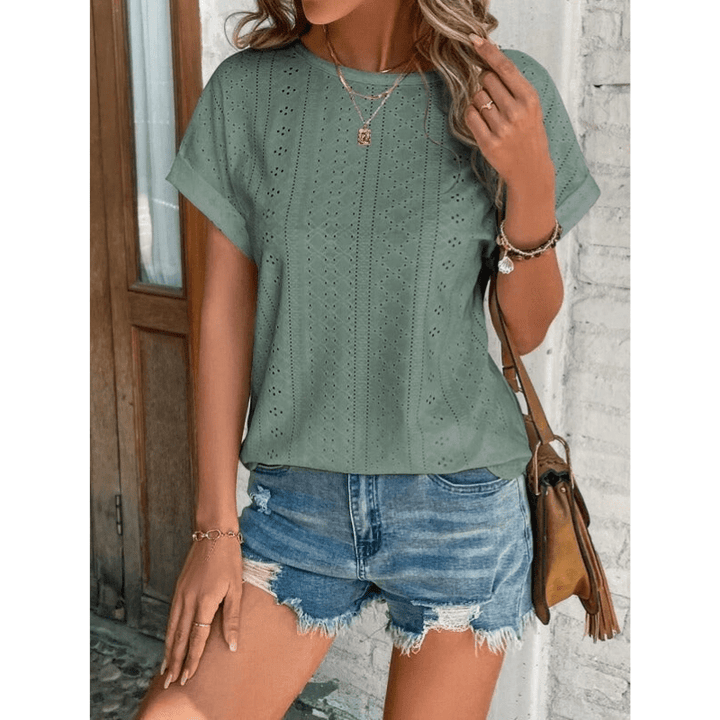 Blouse femme chic à broderie anglaise, manches courtes pour confort estival. Haut élégant printemps été.