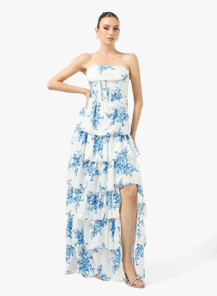 Maxi robe florale bleue sans bretelles pour femme, idéale pour soirée élégante ou cérémonie, coupe fluide.