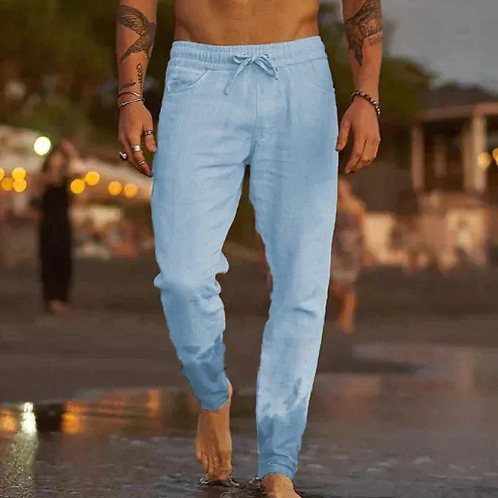 Gros plan sur la texture d'un pantalon en lin léger et respirant pour hommes.