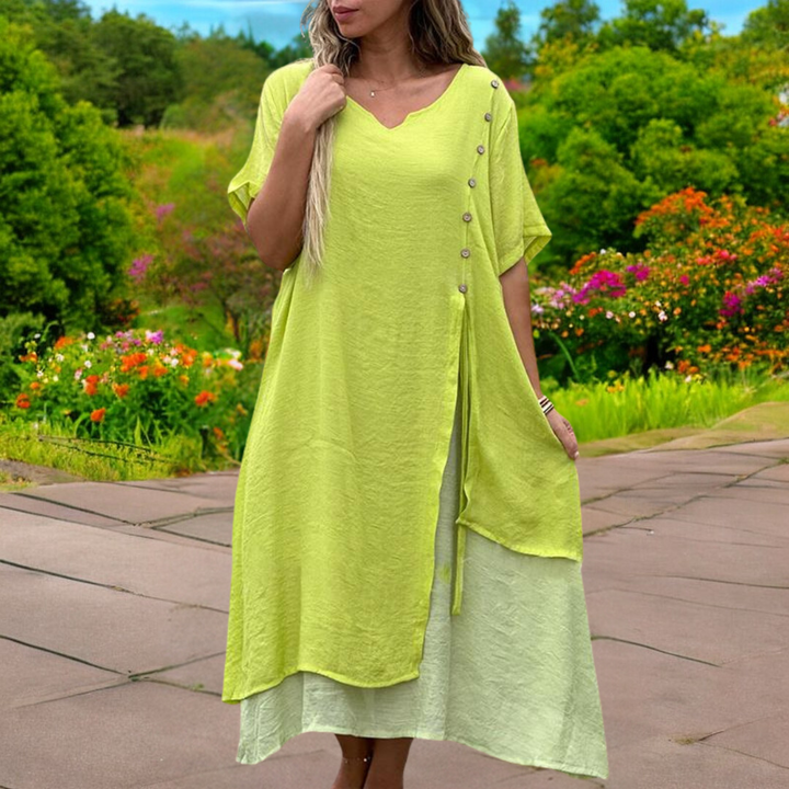 Robe femme col V à boutons, légère et chic pour l'été, idéale pour une tenue estivale élégante et décontractée.