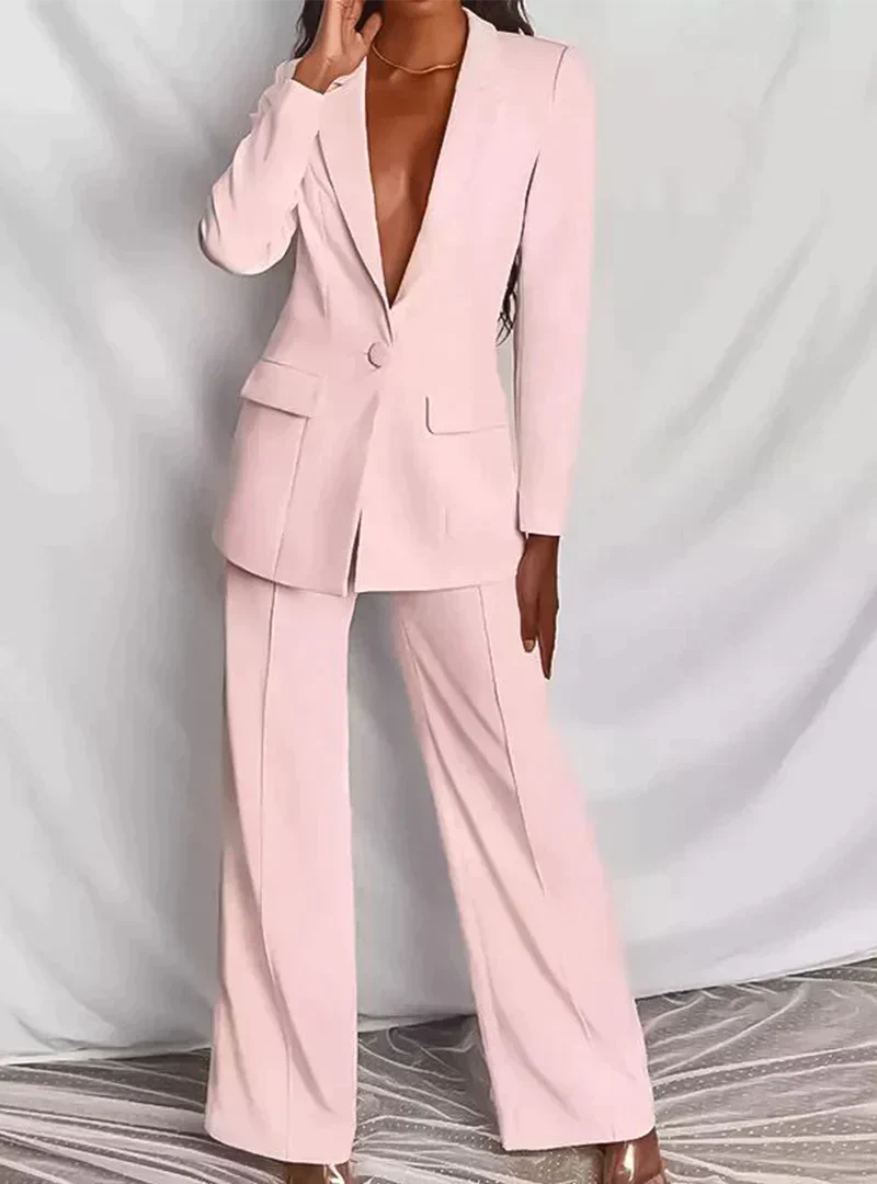 Costume femme moderne, blazer et pantalon taille haute, offrant une élégance féminine pour le style affaires au bureau.