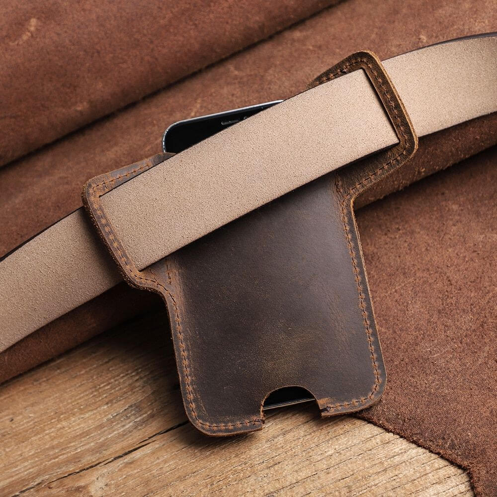 Accessoire-smartphone élégant : porte-téléphone en cuir pour hommes, avec clip-ceinture et pochette-cartes intégrée.