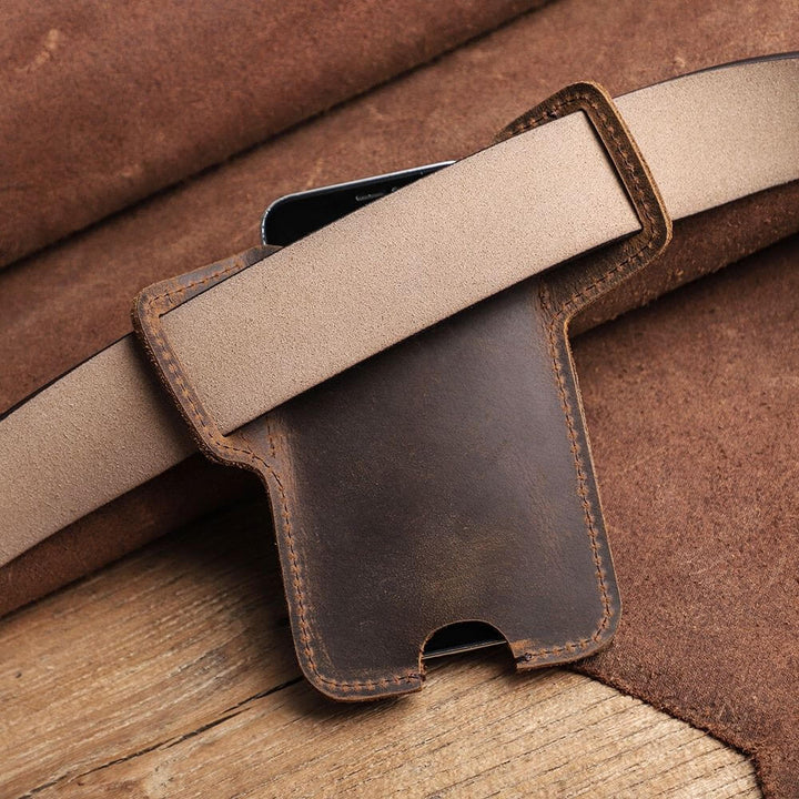 Accessoire-smartphone élégant : porte-téléphone en cuir pour hommes, avec clip-ceinture et pochette-cartes intégrée.