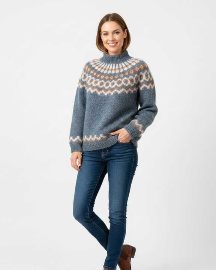 Pull hiver femme en tricot, style islandais ample avec motif nordique authentique. Vêtement chaud et élégant.